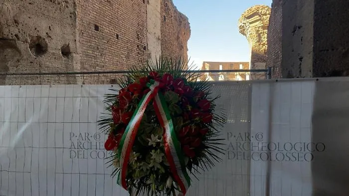 Colosseo, operaio di 22 anni muore precipitando: aveva l'imbracatura ma non la fune agganciata