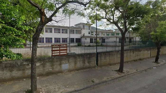 Coltello nascosto nei bagni, 14enne voleva aggredire la prof: fermato