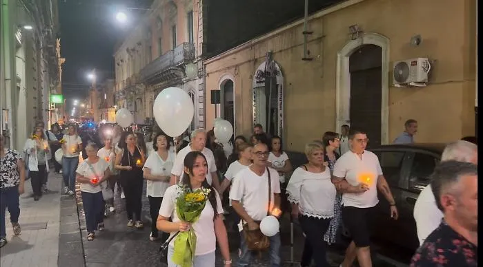 Poche fiaccole per ricordare Noemi, l'amarezza della madre: &laquo;La citt&agrave; assente, mi vergogno di essere ripostese&raquo;