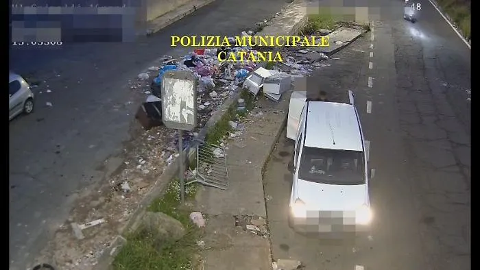 Materassi, mobili e sacchetti dalle auto: a Catania gli incivili gettano di tutto ma videocamere del Comune li inchiodano