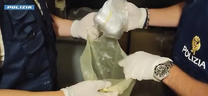 Arsenale e laboratorio di droga a Gela: fermato 43enne con 13 ordigni, una pistola e 344 grammi di cocaina