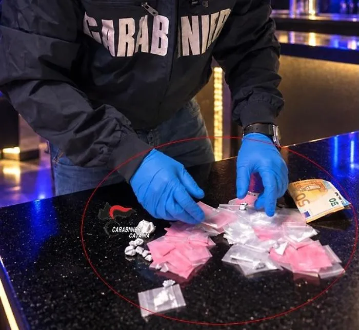 Spaccio in discoteca, carabinieri in "modalit&agrave; discreta" arrestano pusher con ketamina, cocaina, cocaina rosa &ndash; detta &ldquo;tusi&rdquo; - e hashish