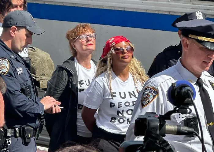 &laquo;Finanziate le persone, non le bombe&raquo;: Susan Sarandon arrestata a New York durante la protesta contro Netanyahu 