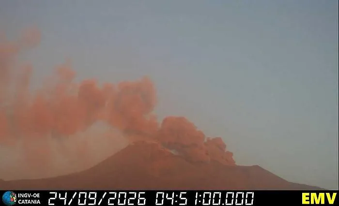 Nuova emissione di cenere dall'Etna, codice rosso del Vona