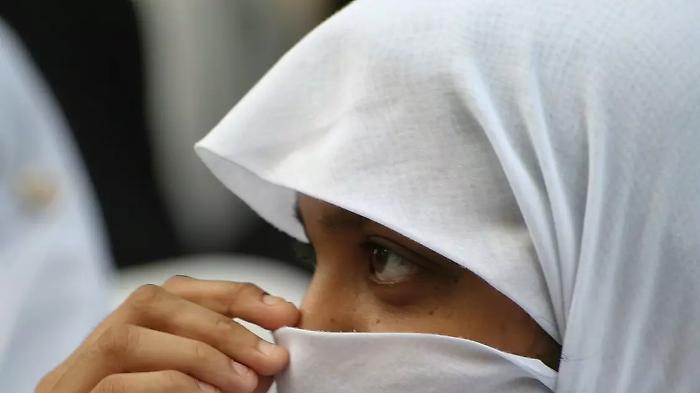 Scuola, stop al volto coperto: divieto del burqa e sanzioni da 200 a 1.000 euro