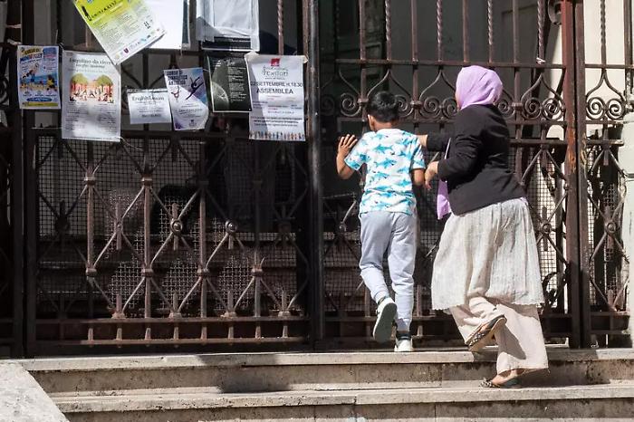 Scontro su tetti percentuali, accuse di razzismo e caos su burqa e niqab: il decreto Scuola non ancora al Colle