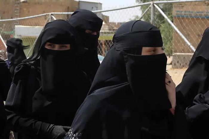 Lleida vieta di coprire il volto negli spazi pubblici: il burqa torna davanti alla legge