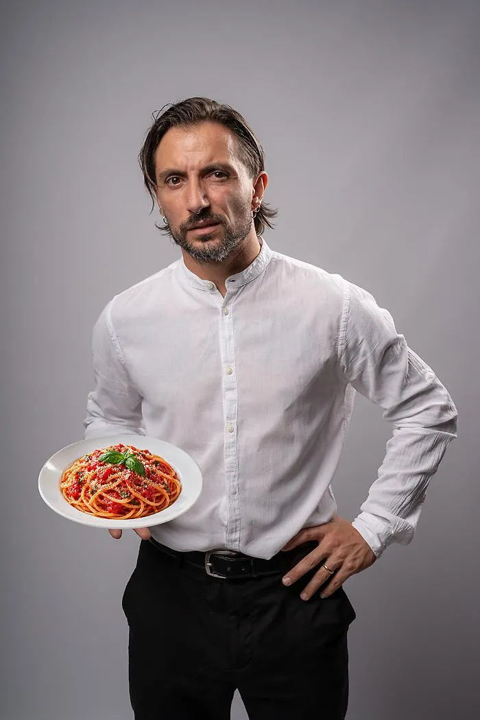 Sicilianit&agrave; e risate: Chris Clun porta la battaglia per la cucina italiana al Teatro Agricantus