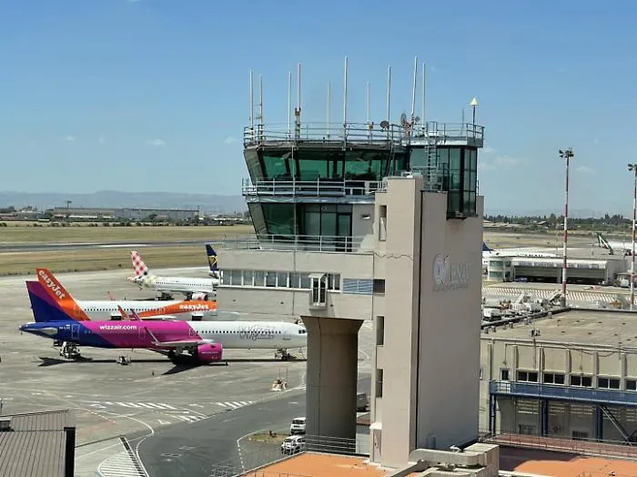 Caro-voli, prorogato lo sconto dei biglietti per i residenti e accordo con Wizz Air su molte tratte