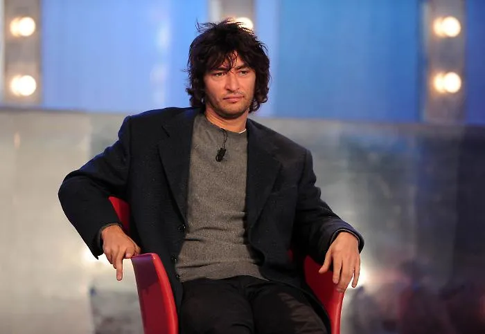 Grande Fratello Vip, Simone Annicchiarico fuori dalla Casa: la frase ripresa online e il confronto in studio