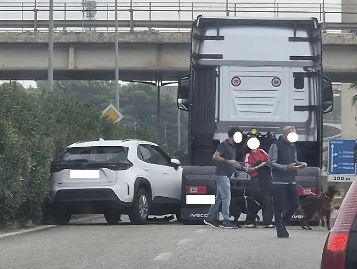 Ragusa mare, scontro tra un'auto e un mezzo pesante