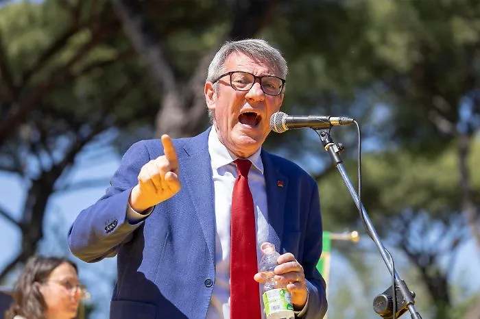 Legare l'aumento dei salari all'inflazione, la proposta di Landini: &laquo;Non &egrave; il ritorno alla scala mobile&raquo;