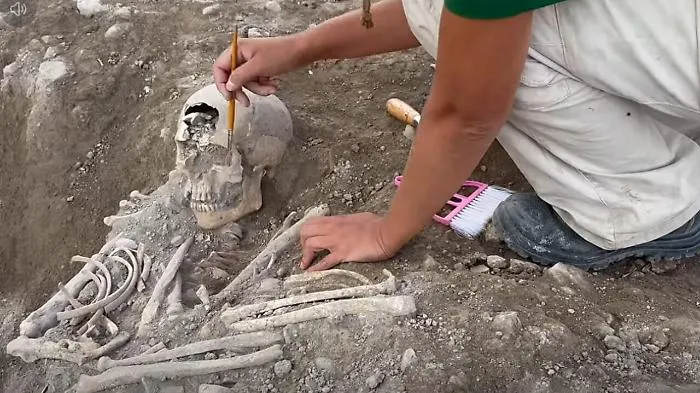Siponto, scoperto un cimitero medievale nell&rsquo;antica area portuale: una madre abbraccia il figlio nella sepoltura