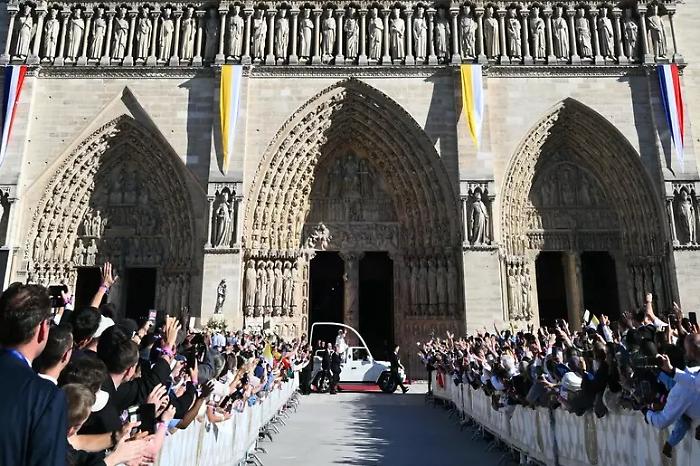 Papa Leone XIV in papamobile a Parigi: 300mila applaudono la prima visita a Notre‑Dame restaurata