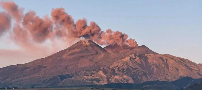 Etna, il pennacchio bruno-rossiccio spiegato dall'Ingv: &laquo;&Egrave; la fase di svuotamento del condotto, non nuovo magma&raquo;