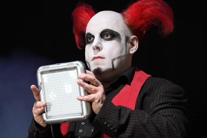 Ci lascia a 50 anni il tastierista pi&ugrave; famoso della musica dark: la morte durante il concerto