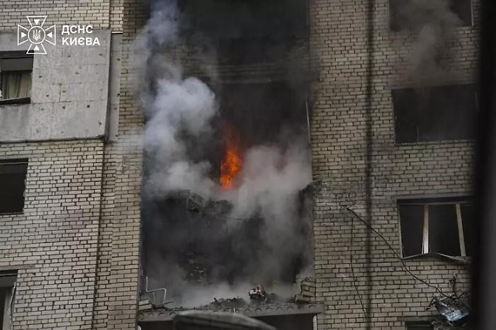 Notte di raid tra Kiev e Mosca: due donne uccise a Zaporizhzhia, cinque feriti a Rostov