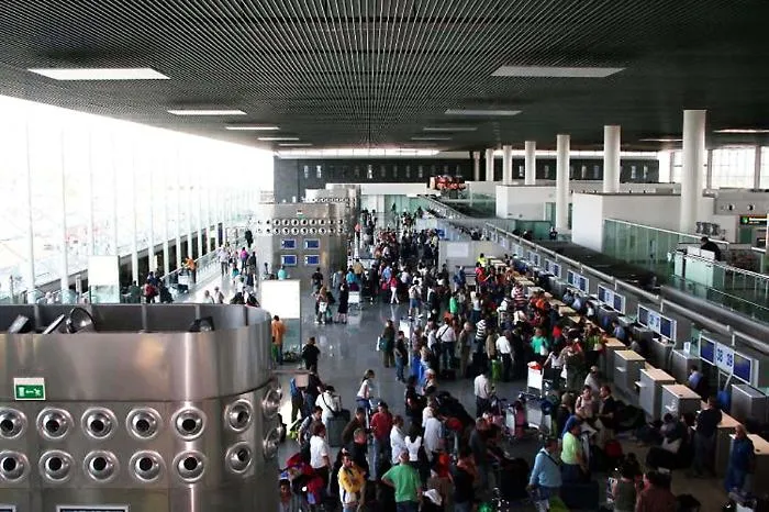 Cenere dell'Etna e pioggia bloccano parte dell'aeroporto di Catania: quattro voli l'ora e dieci dirottati