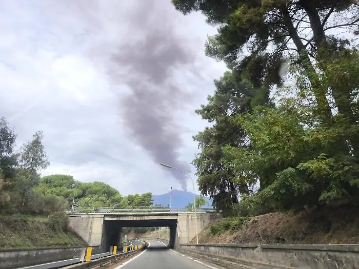 Cenere dell'Etna, si estende fino a domattina lo stop ai voli all'aeroporto di Catania