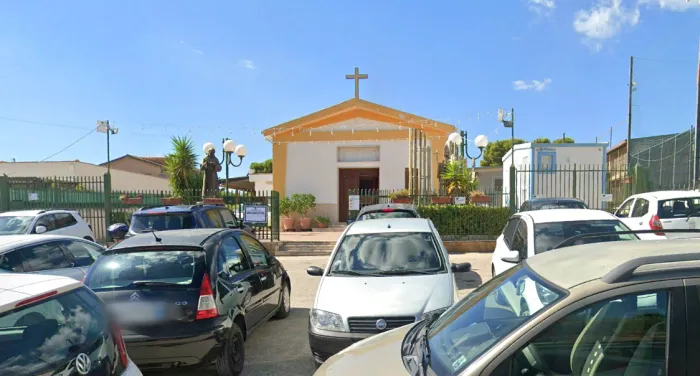 Acqua alla chiesa abusiva di Santa Rosa per "errore" (e grazie a un trucco), l'Aica si scusa ma insorgono i residenti di Maddalusa