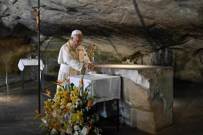Il Papa a Lourdes: messa, incontri e un colloquio riservato con vittime di abusi