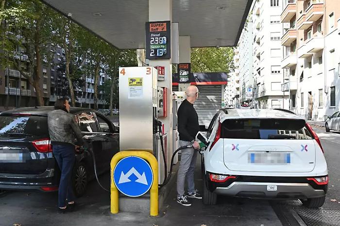Carburanti restano alle stelle: il diesel in autostrada sfiora 2,5 &euro;/l. Urso: &laquo;Possibile aumentare la produzione di carburante&raquo;