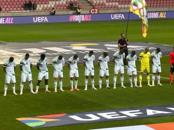 Nations League, i giocatori irlandesi a testa china durante l'inno di Israele (e rifiutano la stretta di mano) 
