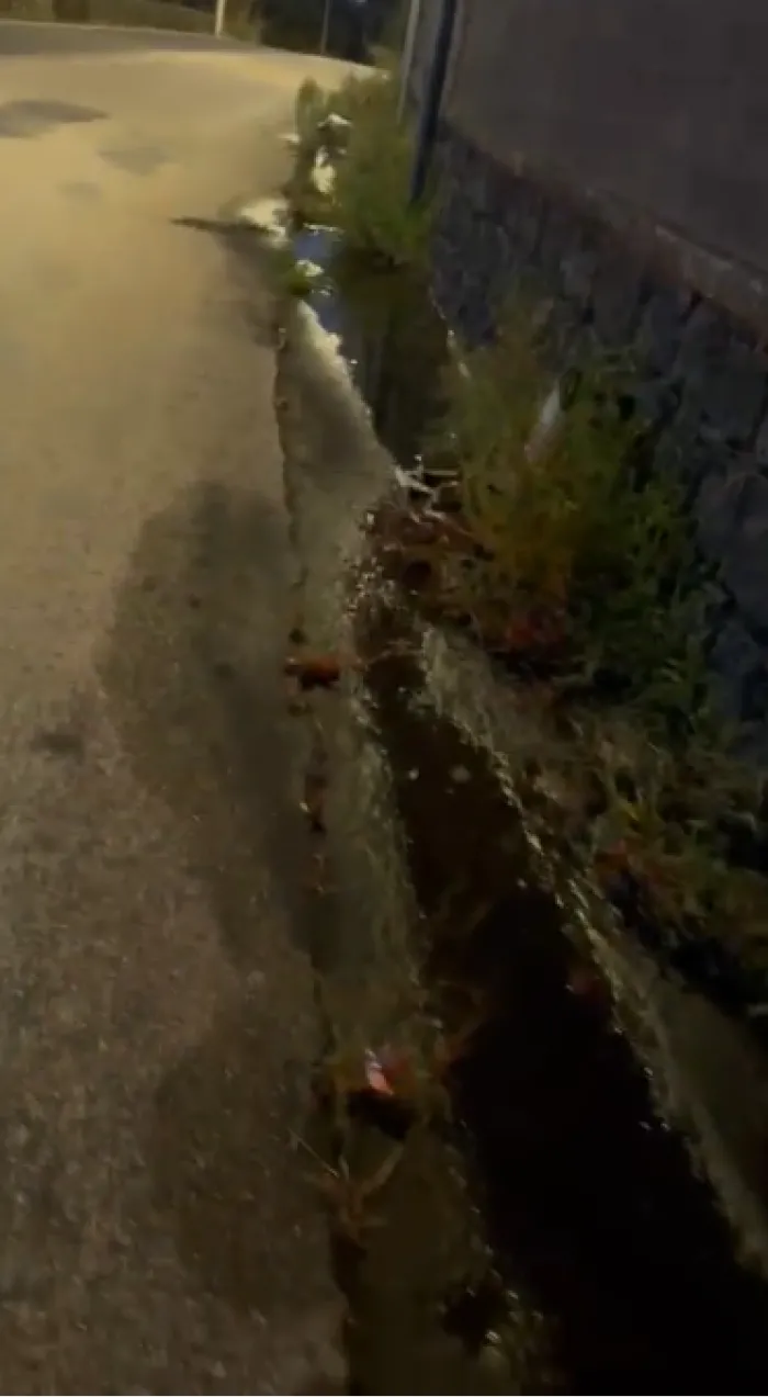 Perdita d'acqua potabile notturna da oltre un anno in via Alcide De Gasperi a Pedara