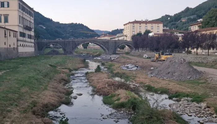 Lei respinge le avances, lui si infuria, la tortura e tenta di annegarla: arrestato