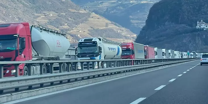 Il caro-carburante ferma gli autotrasportatori siciliani: cinque giorni di fermo e perdite fino a 900 euro al giorno