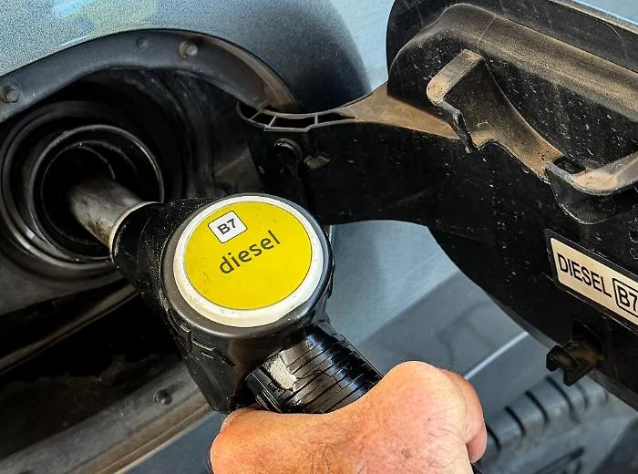 Carburanti, Assopetroli lancia l'ultimatum: &laquo;Prezzi calmierati per tutti o i privati affondano&raquo;
