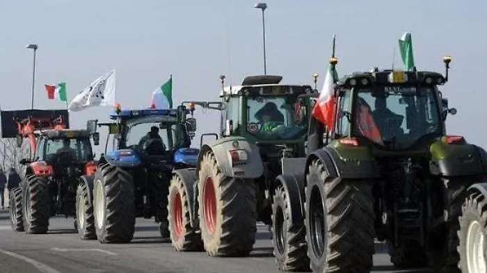 Caro-carburanti, sit-in e blocchi in strada degli agricoltori tra Gela, Palermo e Agrigento: &laquo;Con questi prezzi qui si muore&raquo;