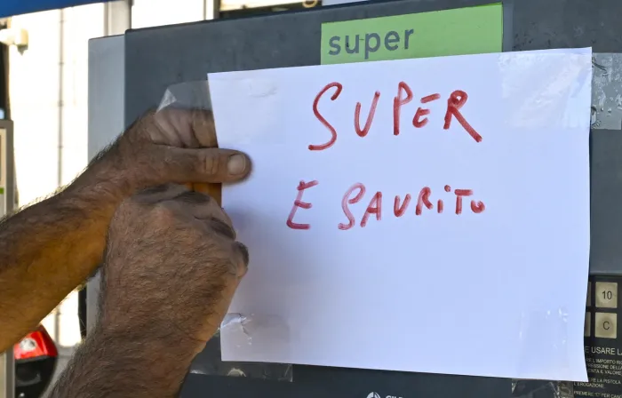 Carburanti, scatta il tetto Eni tra code e rifornimenti esauriti : a Palermo benzina a 1,99 e gasolio a 2,19