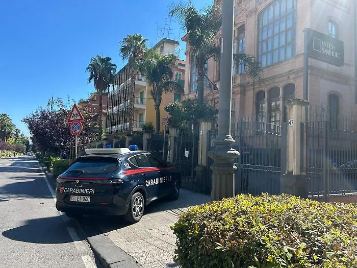 Armato di coltello semina il panico in banca: &egrave; caccia all'uomo 