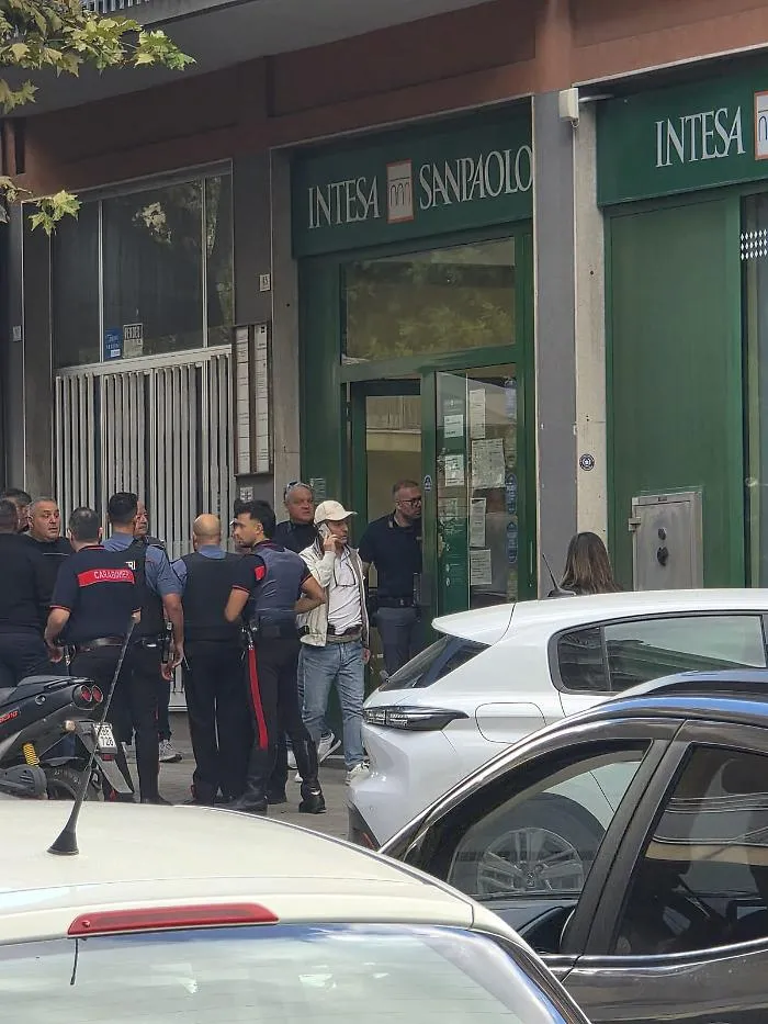 Piazza Armerina, tentata rapina in pieno giorno alla banca Intesa San Paolo: sul posto i carabinieri