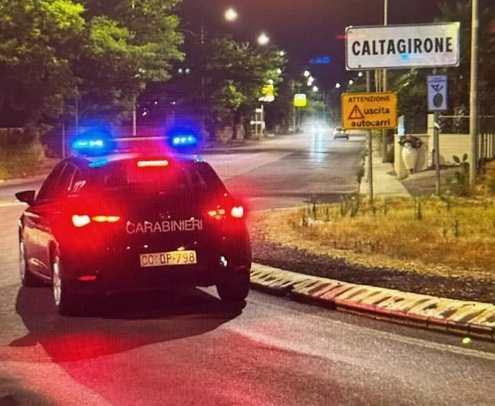 Notte di fuoco a Caltagirone: distrutte una Nissan Micra e una Fiat Brava