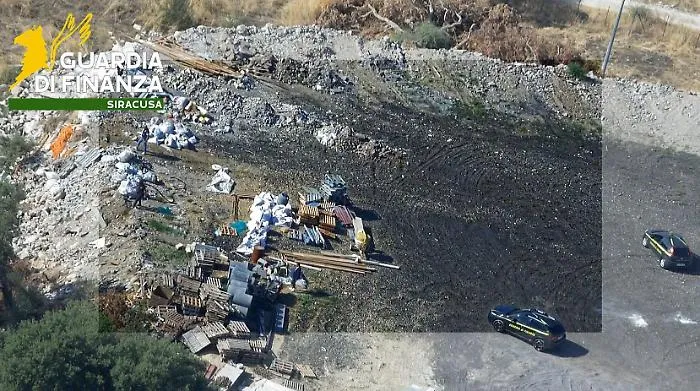 Discarica abusiva da 6.500 metri quadrati a Francofonte: diversi metri di scarti edili seppelliti nel terreno della ditta