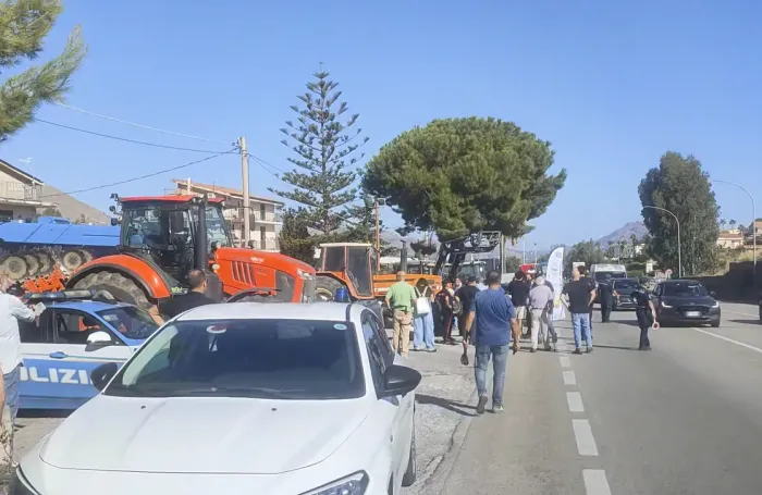 Caro-carburanti, gli agricoltori bloccano l'ingresso di Gela con decine di trattori: &laquo;Siamo alla fame&raquo;
