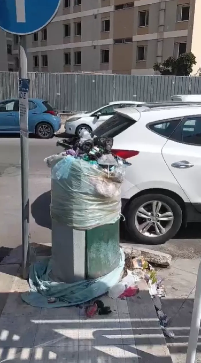 Palermo, via Uditore: contenitori pieni di rifiuti