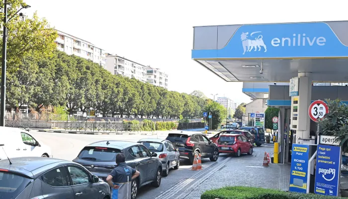 Dopo i carburanti Eni taglia anche le bollette: sconto del 30% sull'offerta base