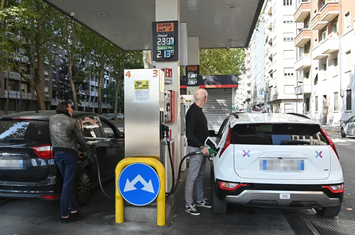 Guerra dei prezzi sui carburanti: le pompe bianche denunciano il caos. E scatta la protesta dei pescatori