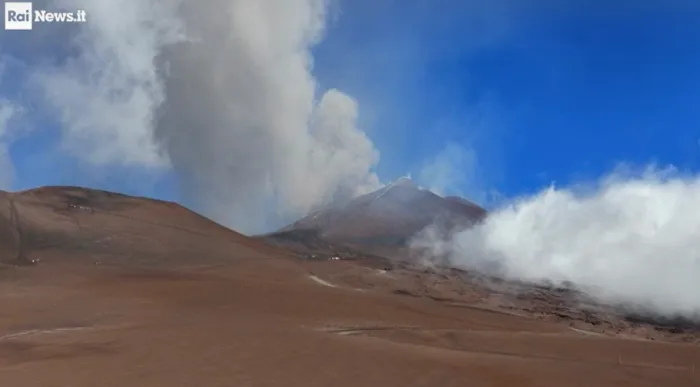Etna, il terreno rosso a Piano del Lago dopo la caduta di cenere