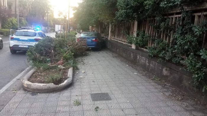 Auto sospetta abbandonata sul marciapiede di viale Regina Margherita: scattano controlli e rimozione
