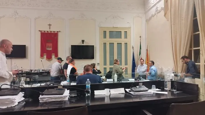 Trapani, il consiglio comunale occupato dopo una seduta lampo e senza delibere approvate