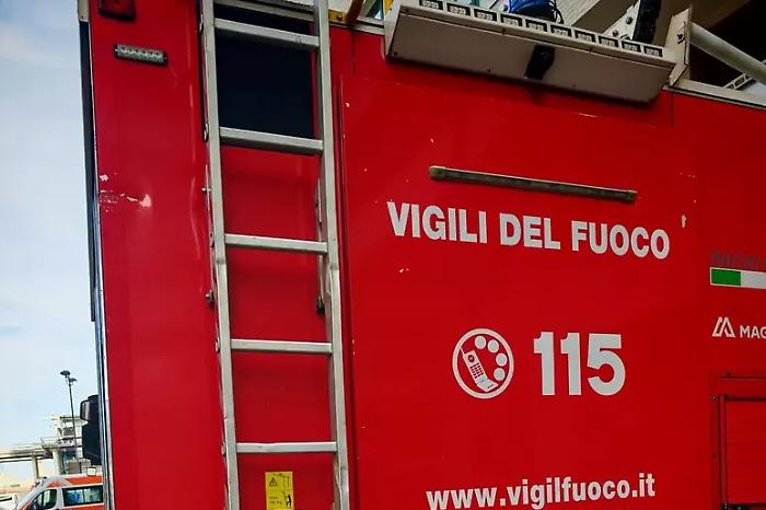 Tragico volo in piazza Gae Aulenti per un 21enne: morto dopo una caduta da 15 metri