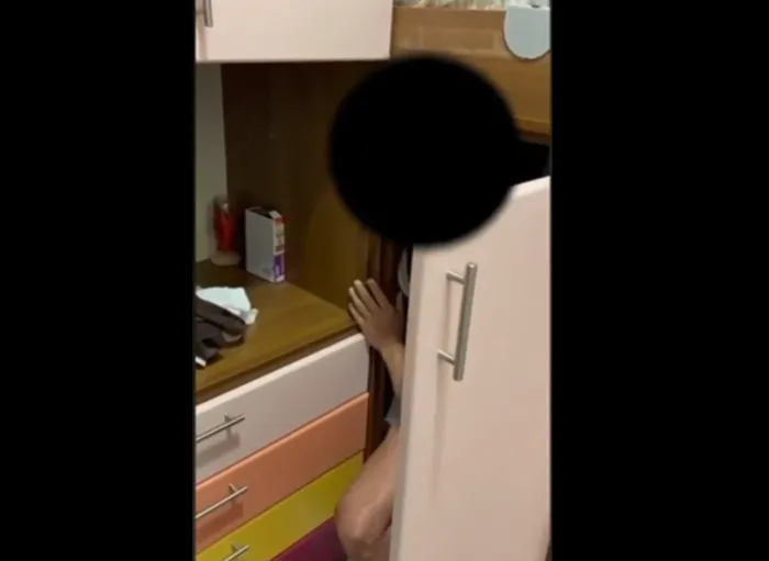 Preso il latitante che si nascondeva nel doppio fondo di un armadio (che dopo la cattura stringe le mani ai carabinieri) 