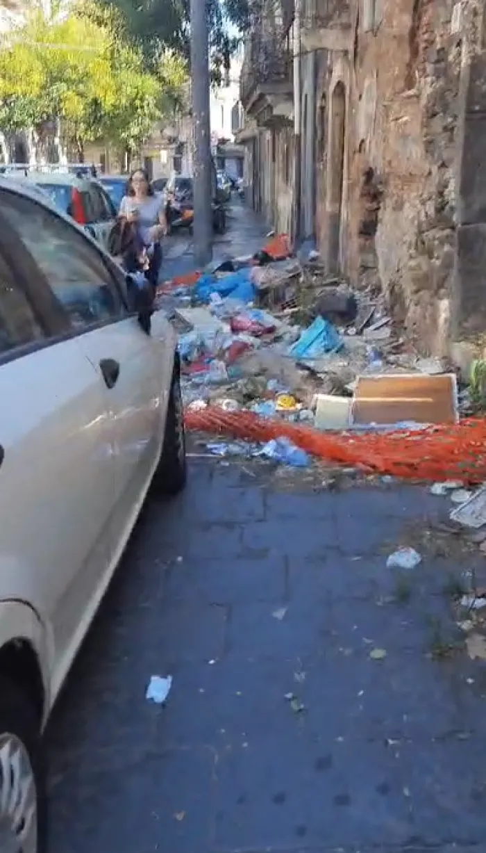 Via Plebiscito, marciapiede off limits: per i pedoni resta solo la strada