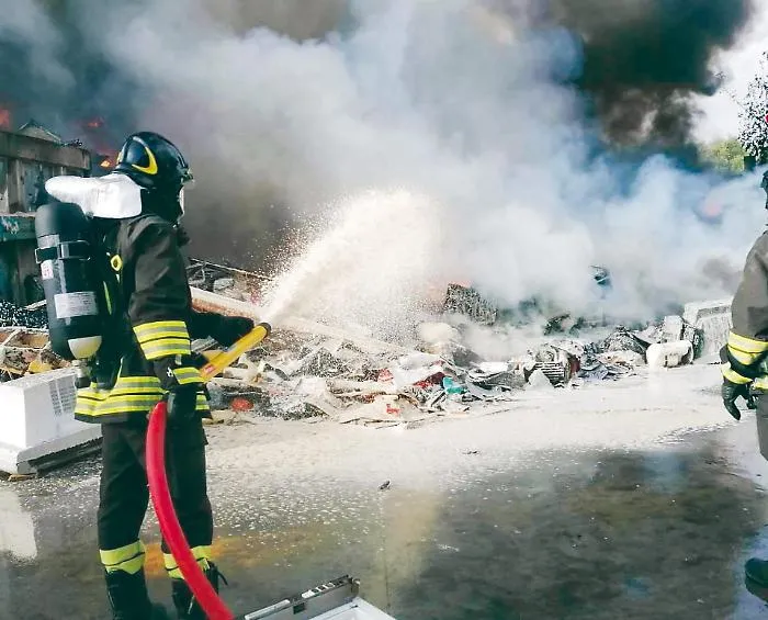 Emergenza ecomafie in Sicilia, dai roghi al traffico di rifiuti: nell'isola uno su dieci dei reati italiani