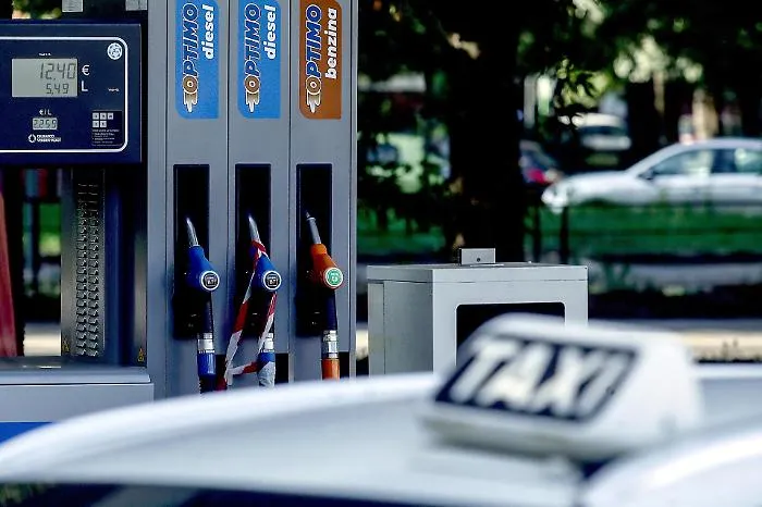 Gasolio, mossa strategica del G7: piano da 100 milioni di barili per abbattere i costi al distributore
