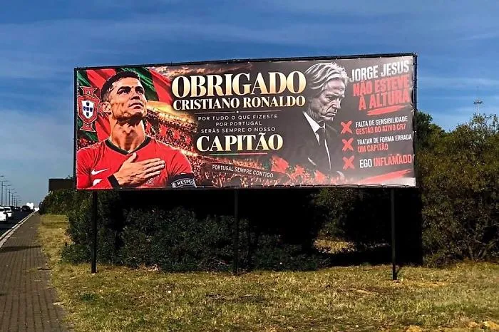 Lisbona, spuntano tre maxi-cartelloni per Ronaldo e contro Jorge Jesus: fatti rimuovere per assenza di autorizzazioni
